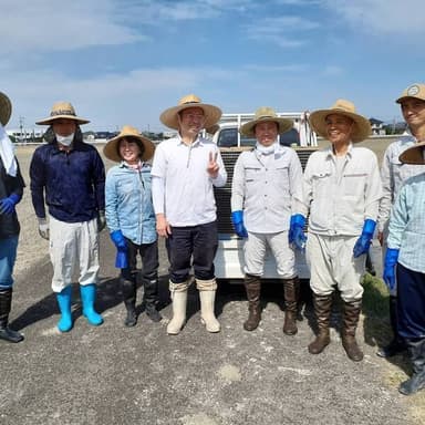 お手伝い頂いた方々に感謝　苗箱設置作業