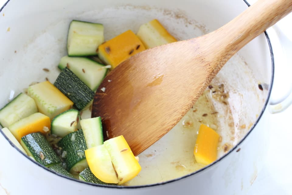 野菜を炒める