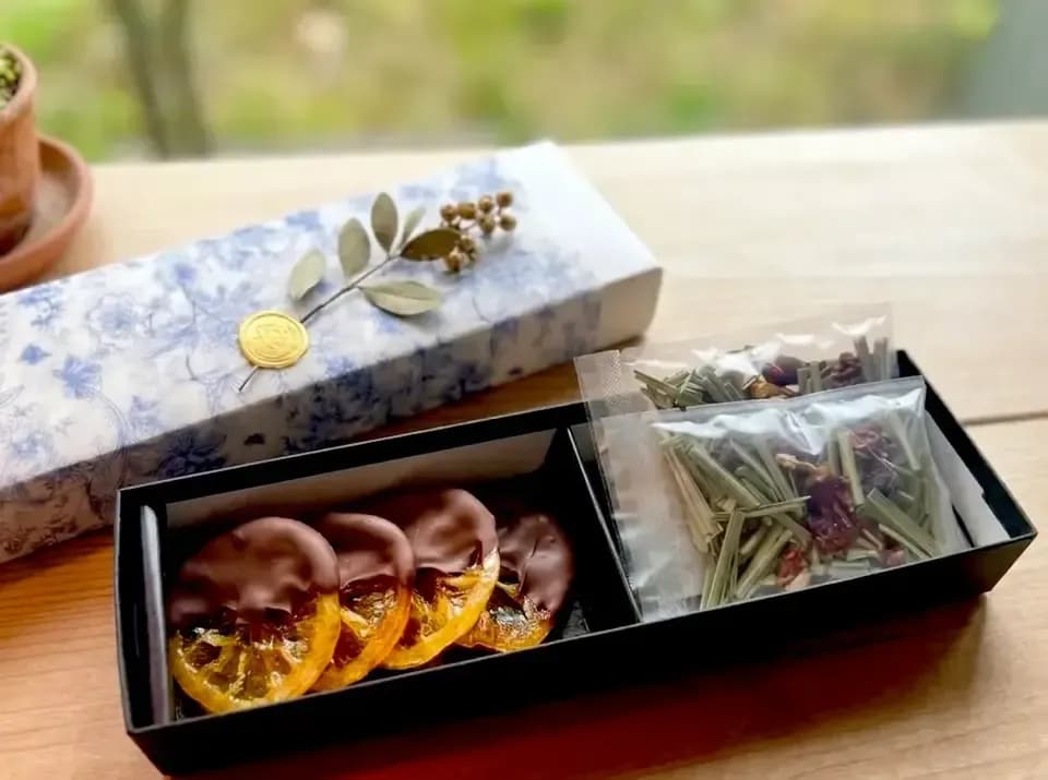 【母の日限定】宮崎の大地を、ひと箱に。｜無農薬ハーブティー＆無添加Bean to Bar日向夏オランジェット