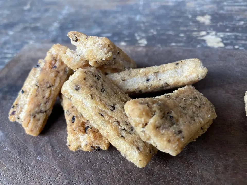再販売！【黒米おかき 揚 塩】米油と海塩だけで仕上げた素朴な味わい 祖母山の清らかな水で育てた天日干し米