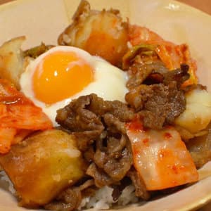 キムチ肉じゃが丼