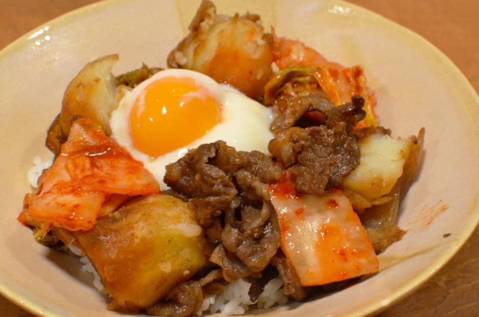 キムチ肉じゃが丼