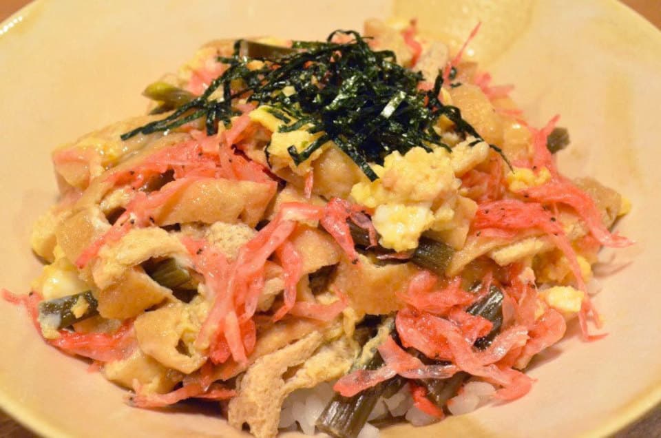 おあげさんと山蕗と桜えびの卵とじ丼