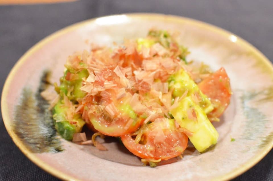 ちりめん山椒とアボカドとトマトの白味噌ソース