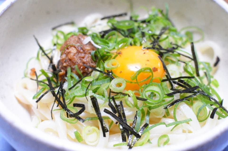 かつお味噌の釜玉うどん