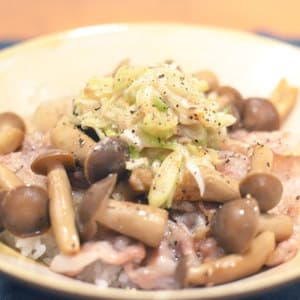 豚バラとはたけしめじのねぎ味噌丼