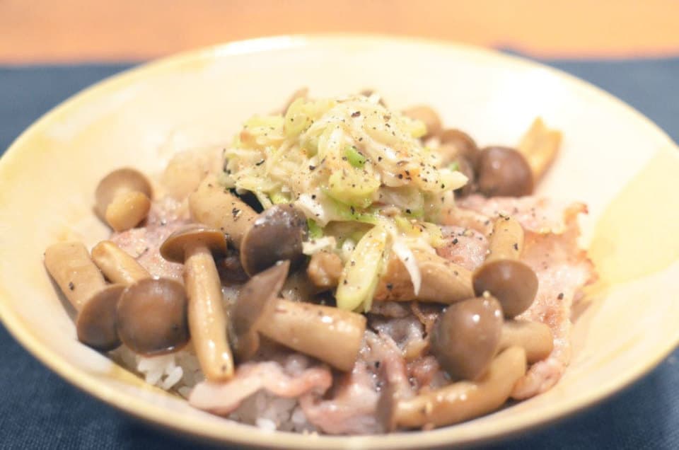 豚バラとはたけしめじのねぎ味噌丼