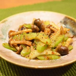 セロリときのこのかつお味噌バター炒め