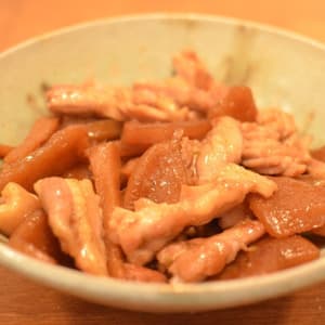 せせりと『大根と生姜の煮切り漬』の柚子胡椒炒め