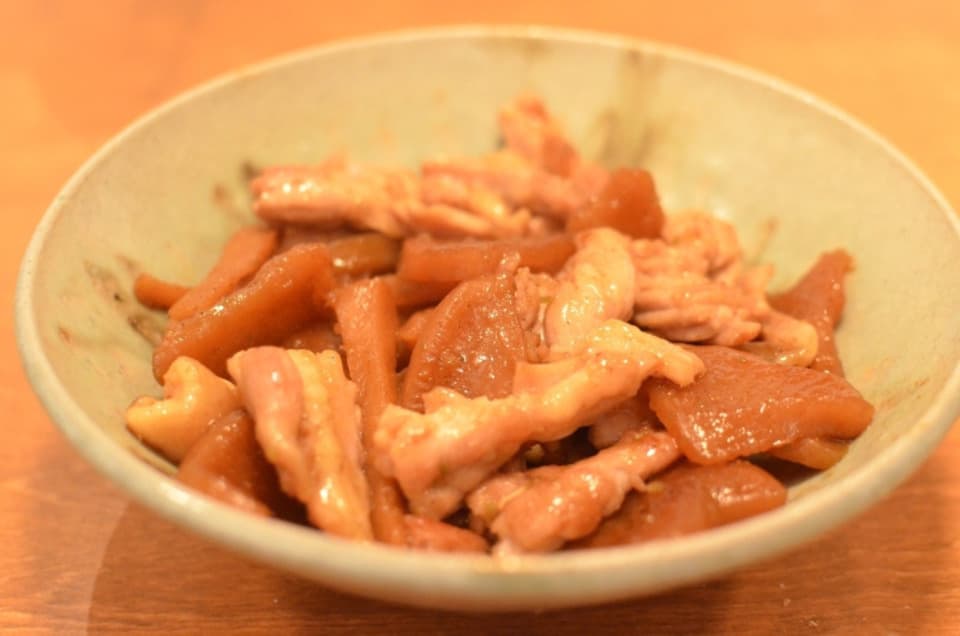 せせりと『大根と生姜の煮切り漬』の柚子胡椒炒め