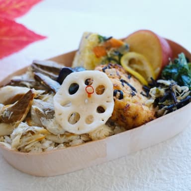 秋の5種のご紹介＜焼きサバほぐし弁当＞