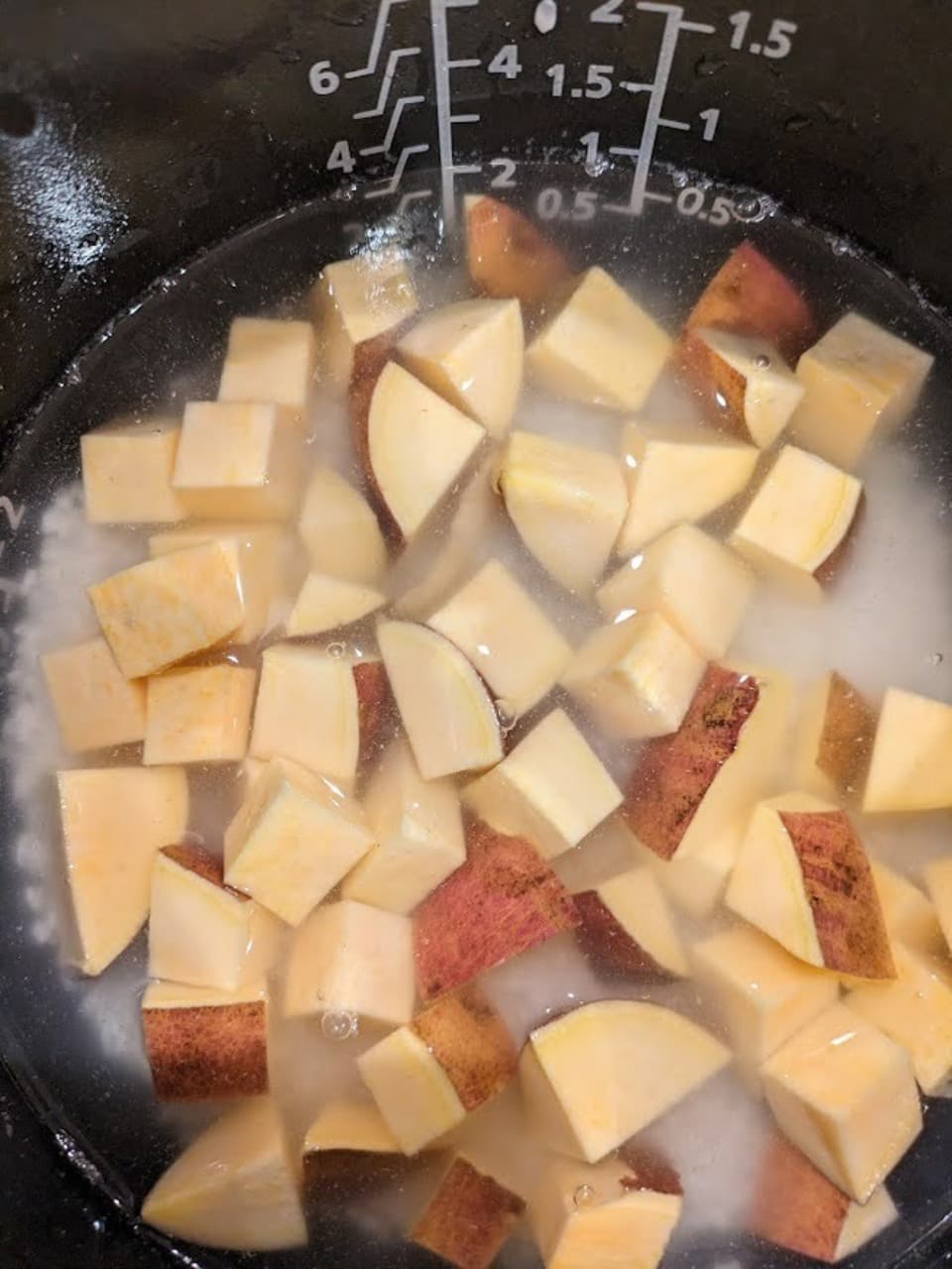 お米と安納芋を炊飯器に入れます