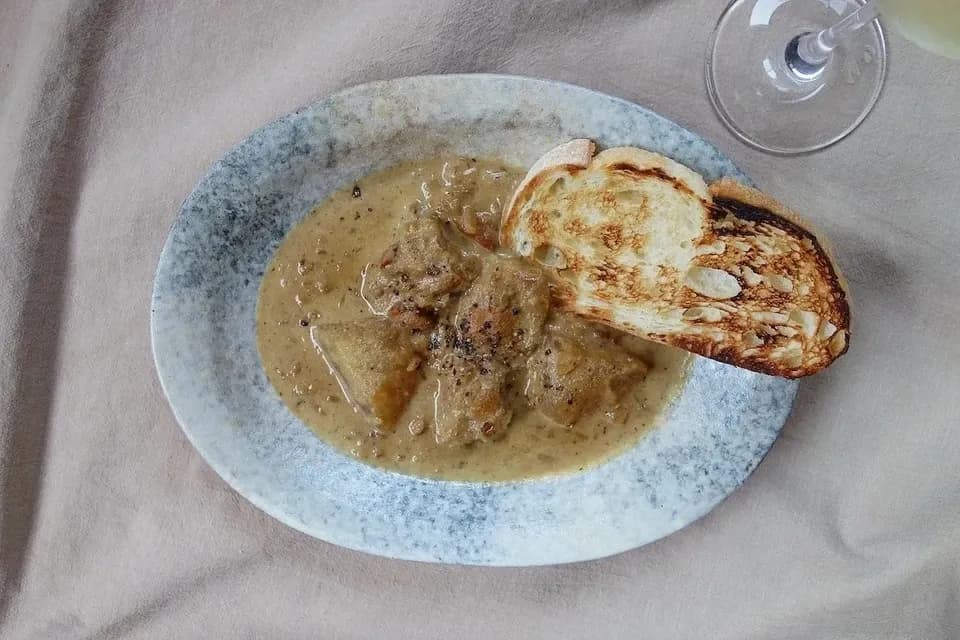 千葉県産食材をたっぷり使用＜ながいき梨と白ワインのチキンカレー＞ワインにあうカレー
