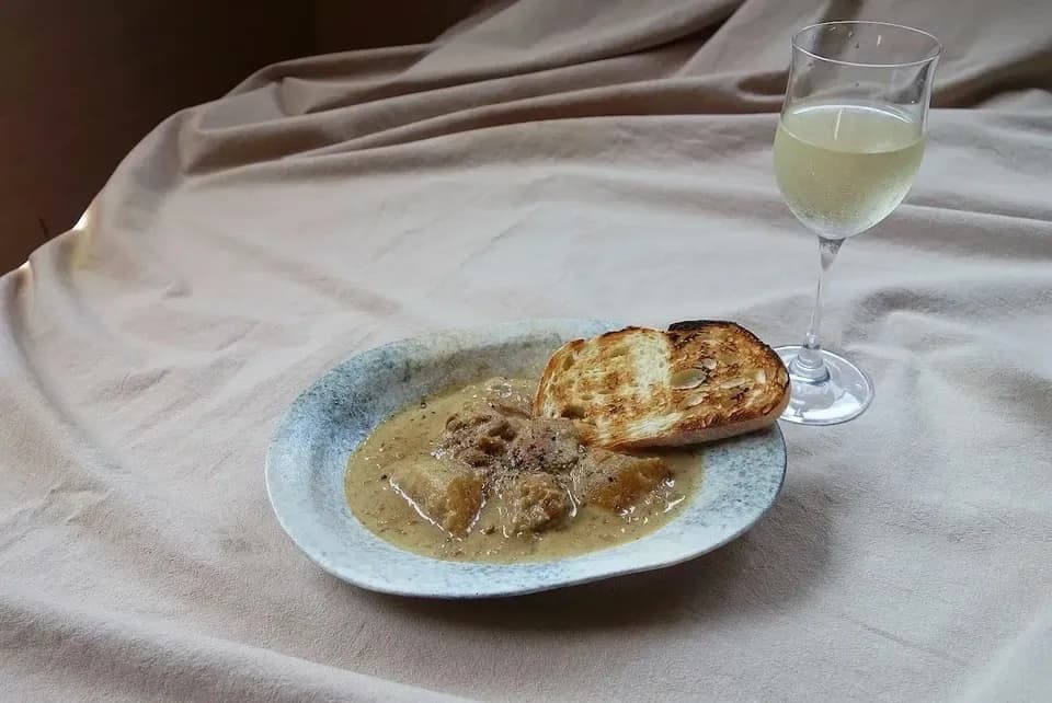 千葉県産食材をたっぷり使用＜ながいき梨と白ワインのチキンカレー＞ワインにあうカレー