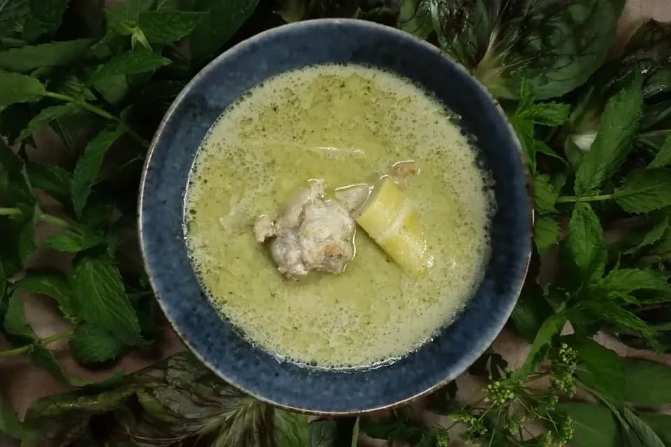無農薬白子町産新玉ねぎ・新にんにく使用＜筍とチキンのグリーンカレー＞自家栽培ハーブ香る一皿
