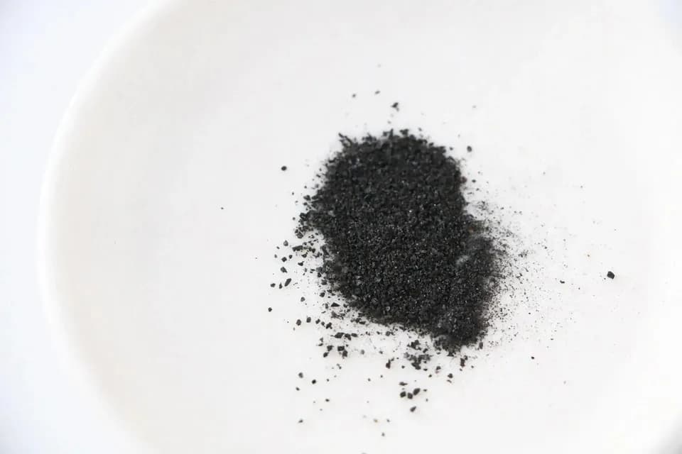 香ばしさと梅の旨みを楽しむひとさじ習慣＜梅干しの黒焼き＞3年熟成の自然梅干しを土鍋と炭火でじっくり24時間蒸し焼きにした昔の知恵