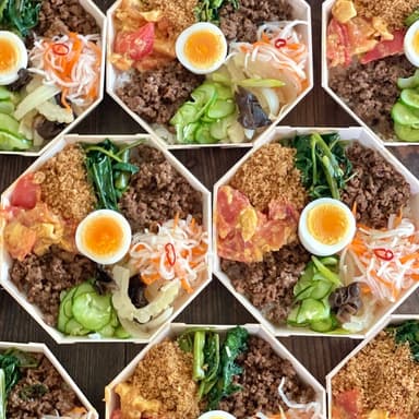 昨日(8/26㊏)バルヤンナイク美容室前お外市のお弁当
