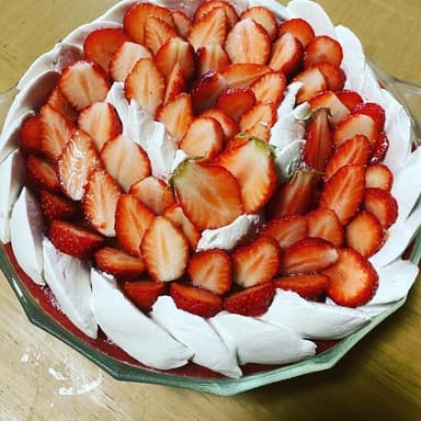 苺たっぷりの誕生日ケーキ