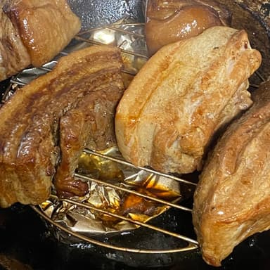 自家製ベーコン。フライパンで燻煙