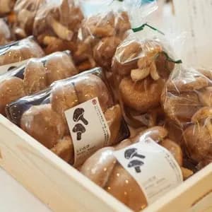 農薬・化学肥料不使用、自然栽培<阿波の玉手箱(極旨椎茸)>お野菜と平飼たまご。徳島のおいしいもの詰め合わせ【ただいま葉物中心・小さめ人参入ります】