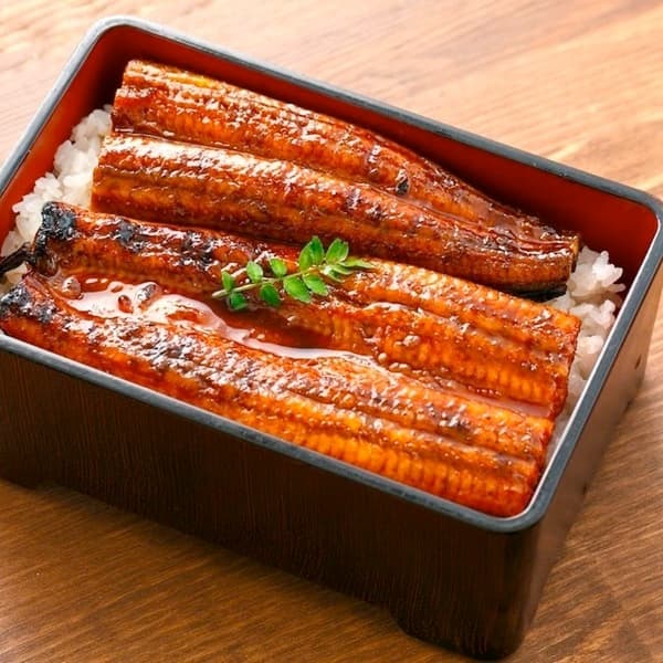 四万十うなぎ蒲焼(1本あたり約110g) ×1、 タレ (15ml) 山椒 ×1、四万十うなぎ白焼き (1本あたり約120g)(有頭) 、タレ (15ml) 山椒 (0.2g)