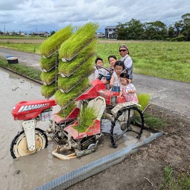 田植え3日目は可愛い子供達大集合 初めての体験に「もっと!もっと!」と大興奮