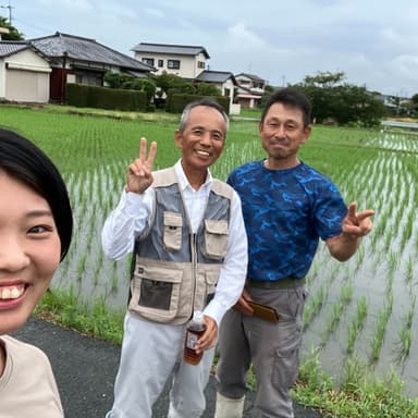 自然農法バイヤーも一緒に田んぼを周り、平方さんから詳しい説明を