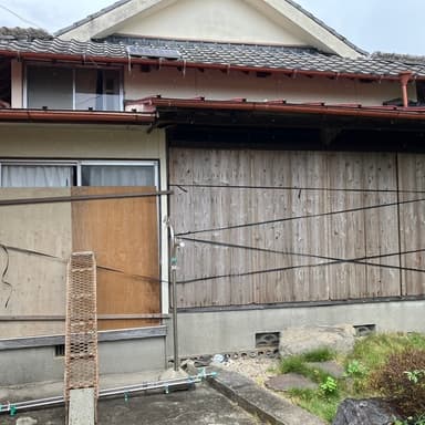 台風に備えて雨戸を設置しました