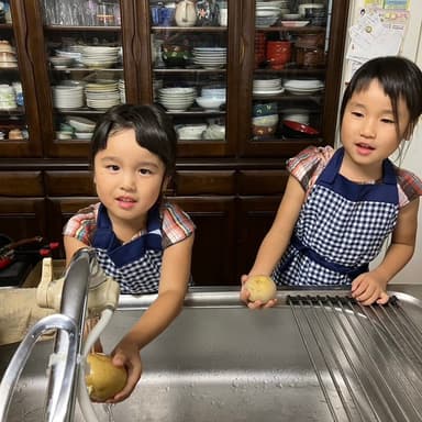 ママから真剣に教わる我が家のシェフ達は5歳の双子