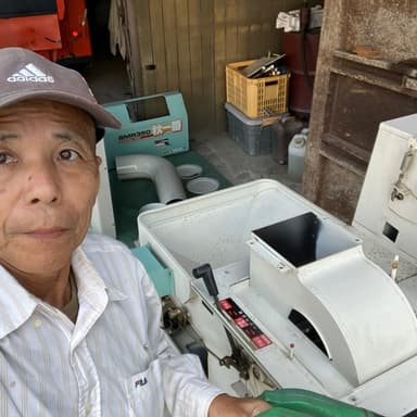 「もみすり機の清掃と点検で収穫を待ち望む」