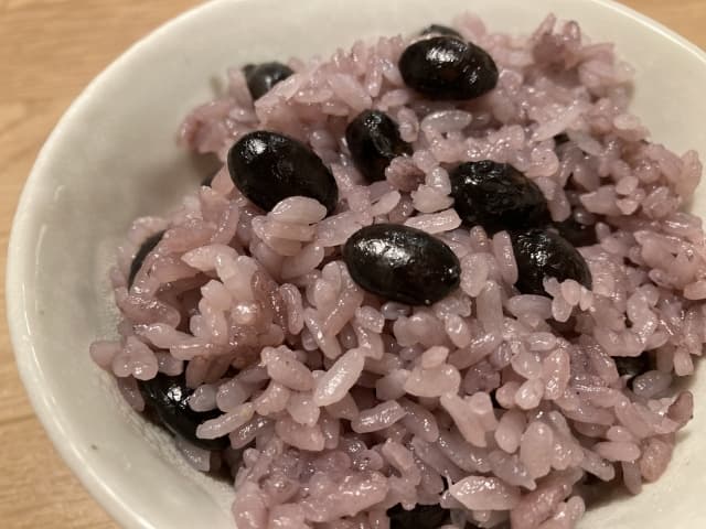 よもぎ茶と黒豆ごはん|PMS対策に効く組み合わせ