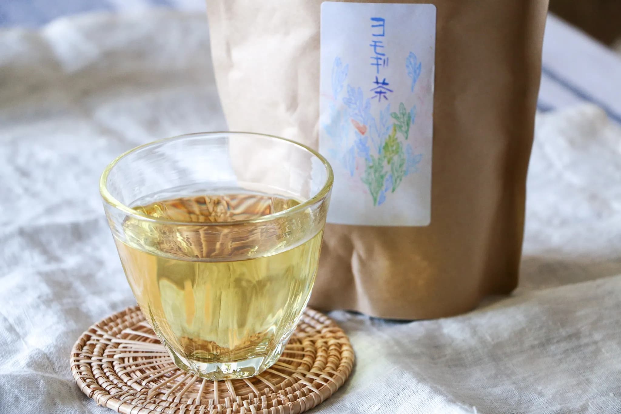 よもぎ茶を飲み続けた結果、女性の体に起きた変化
